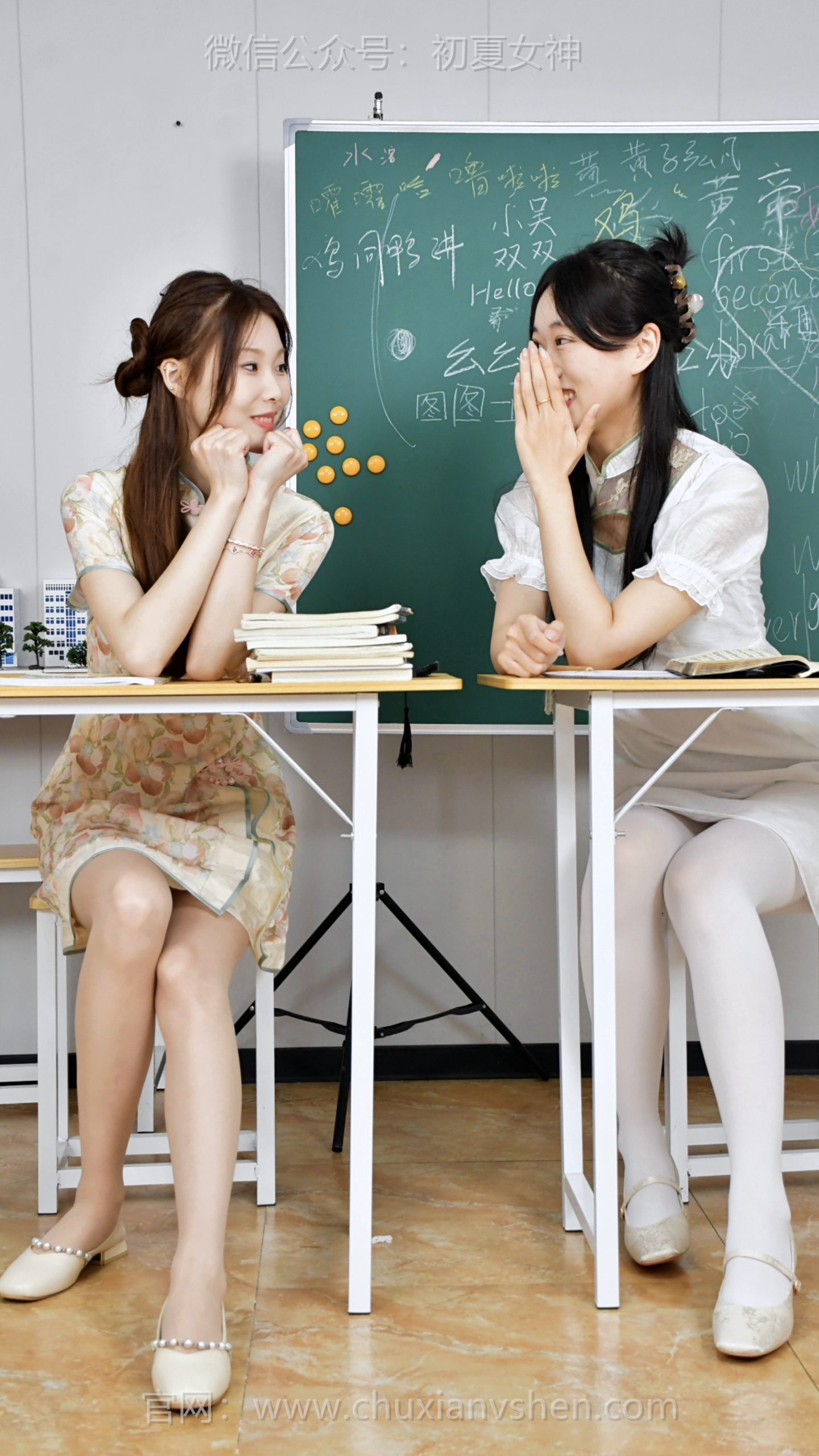 840-1/青子、大头~【交头接耳】传过纸条的风，听过课上的悄悄话。那些不敢大声说的，此刻都藏在彼此的笑意里。