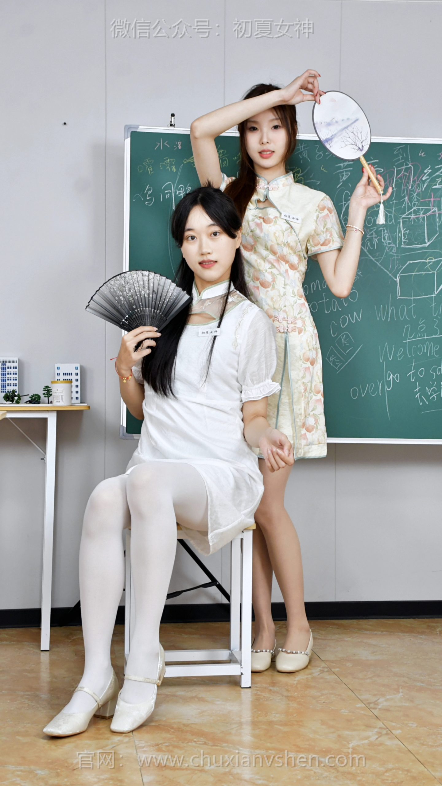 840-1/青子、大头~【交头接耳】传过纸条的风，听过课上的悄悄话。那些不敢大声说的，此刻都藏在彼此的笑意里。