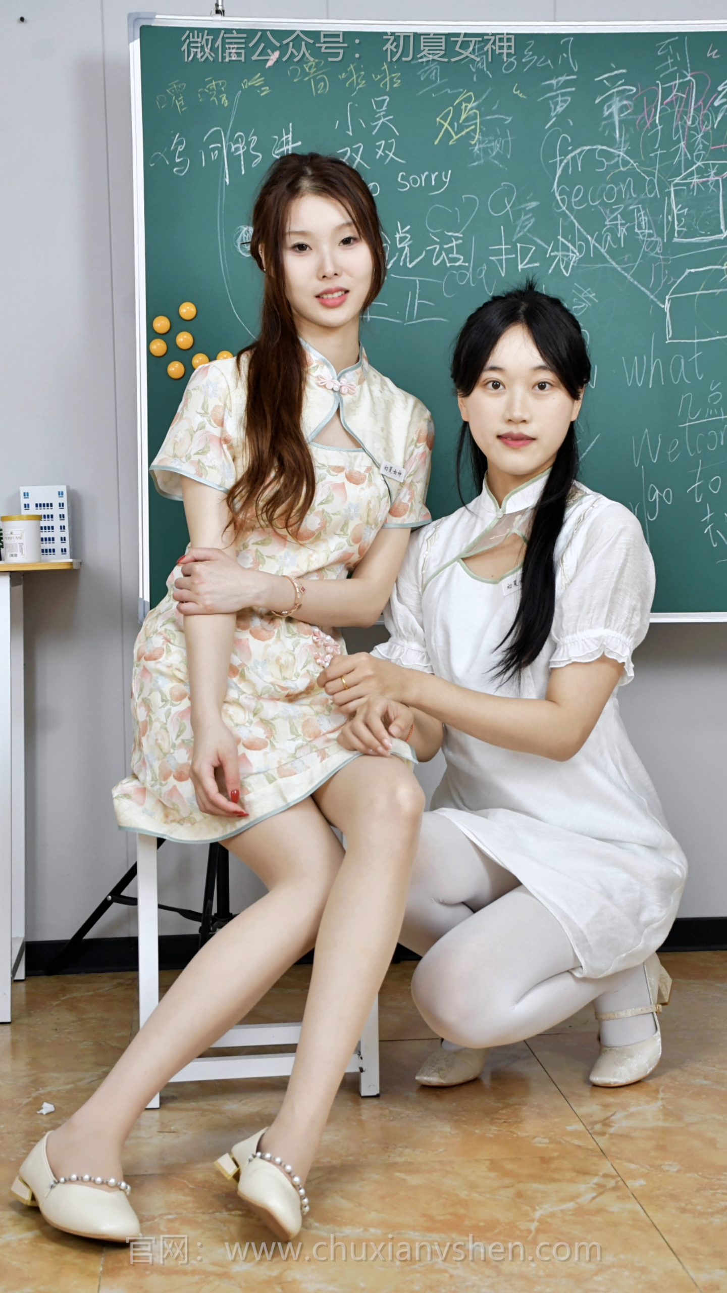 840-1/青子、大头~【交头接耳】传过纸条的风，听过课上的悄悄话。那些不敢大声说的，此刻都藏在彼此的笑意里。