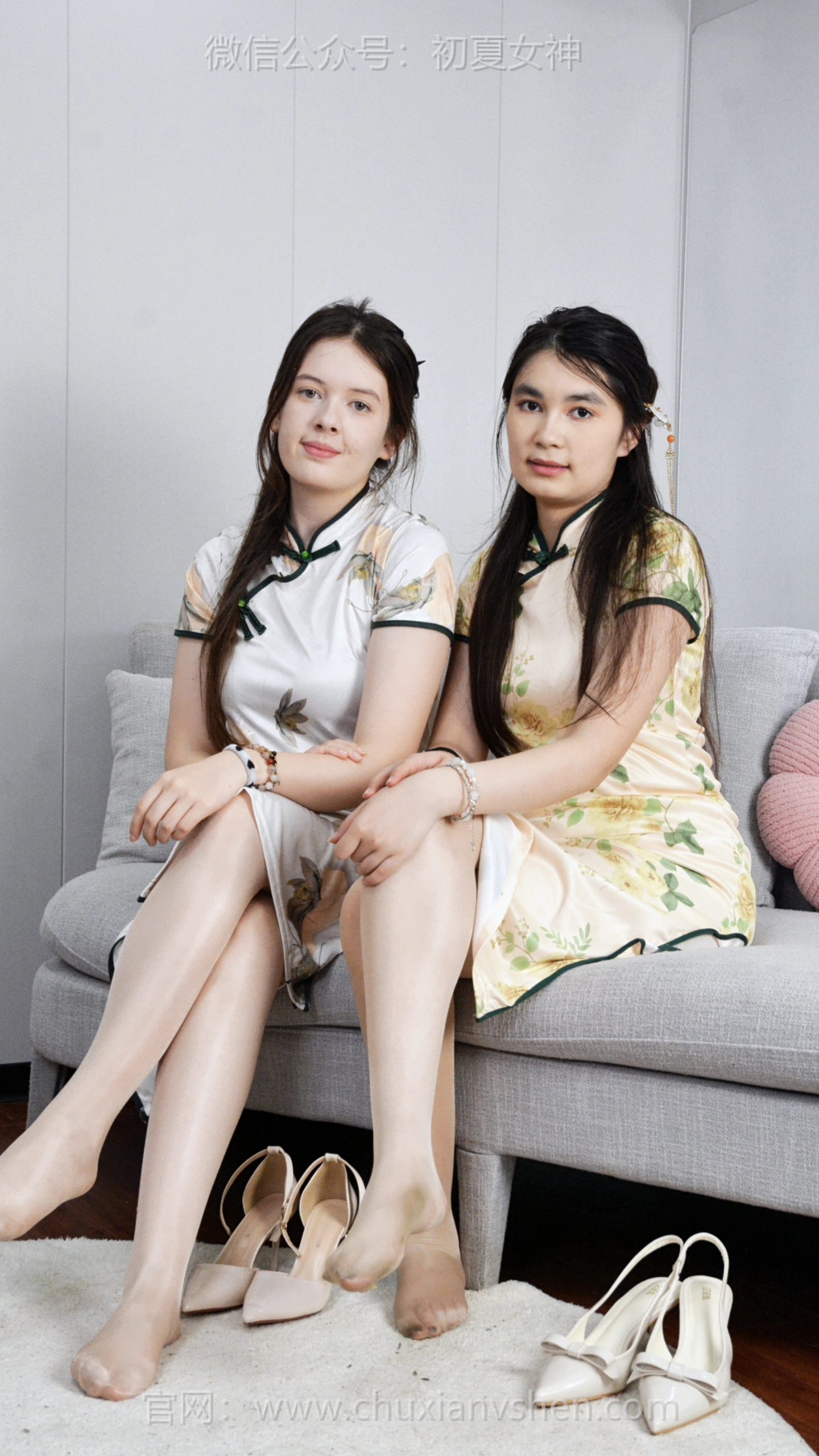 858-1/小麦、兰兰~《满心好奇》看着两位维吾尔族小姐姐，心里的好奇泡泡一个个冒了出来。