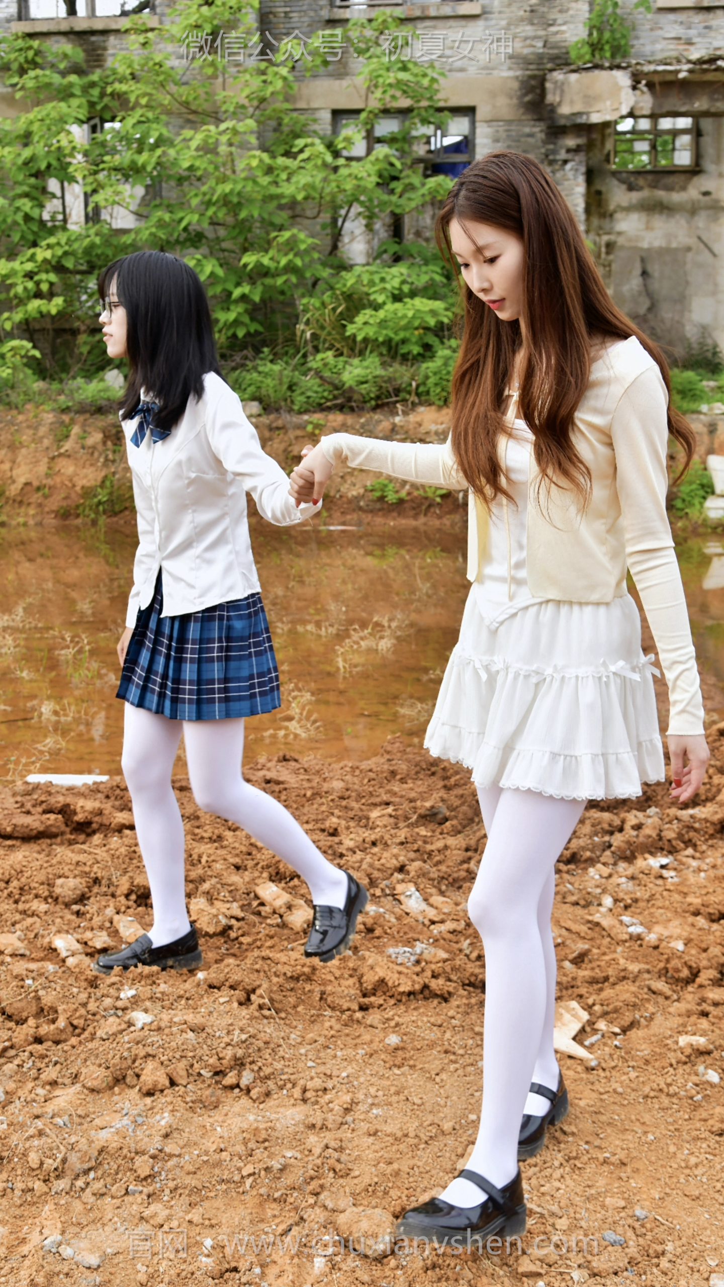 880/青子、小念~【满身泥渍】昔日清爽少女，如今双脚裹满泥渍，像裹了面粉糠的鸡腿举步维艰。