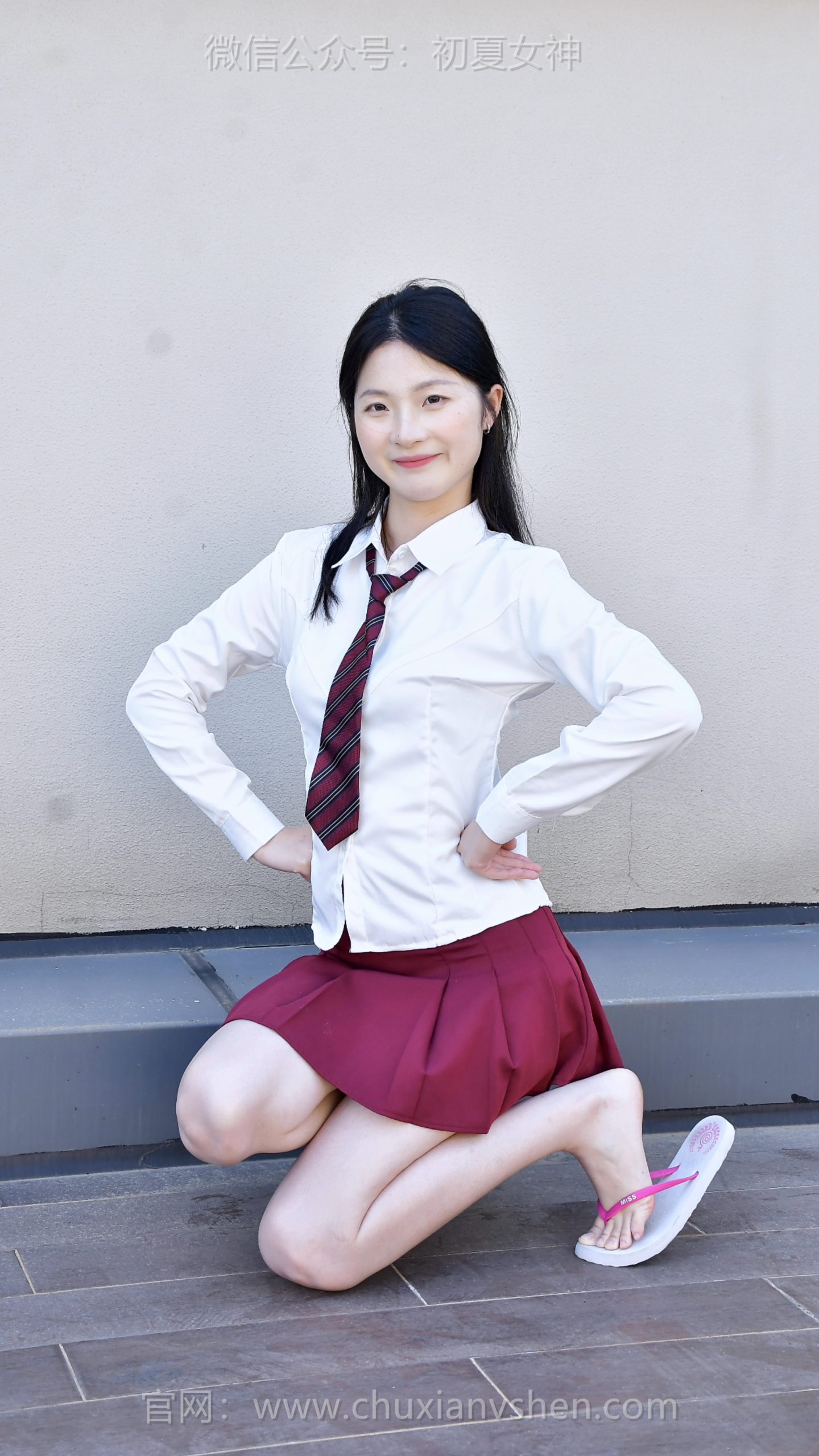 895/安妮~【百搭不挑】收腰衬衫配红百褶裙，搭鞋尽显甜俏灵动的夏日感。