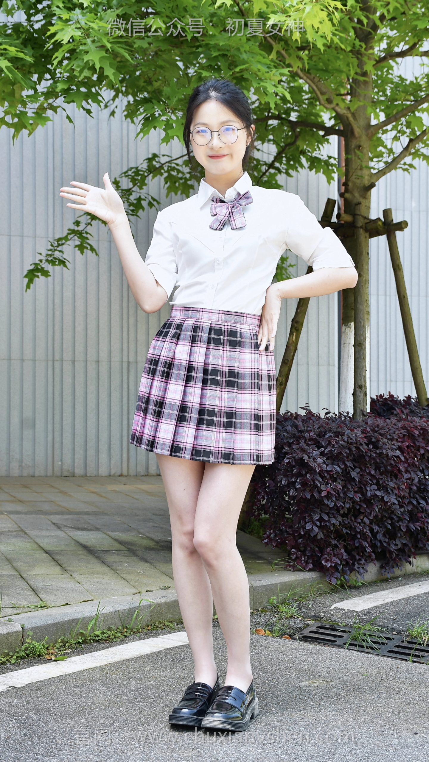 905/安妮~【甜软少女】白衬衫搭配黑粉格百褶裙，简约学院风，阳光衬得格纹温柔又清爽。