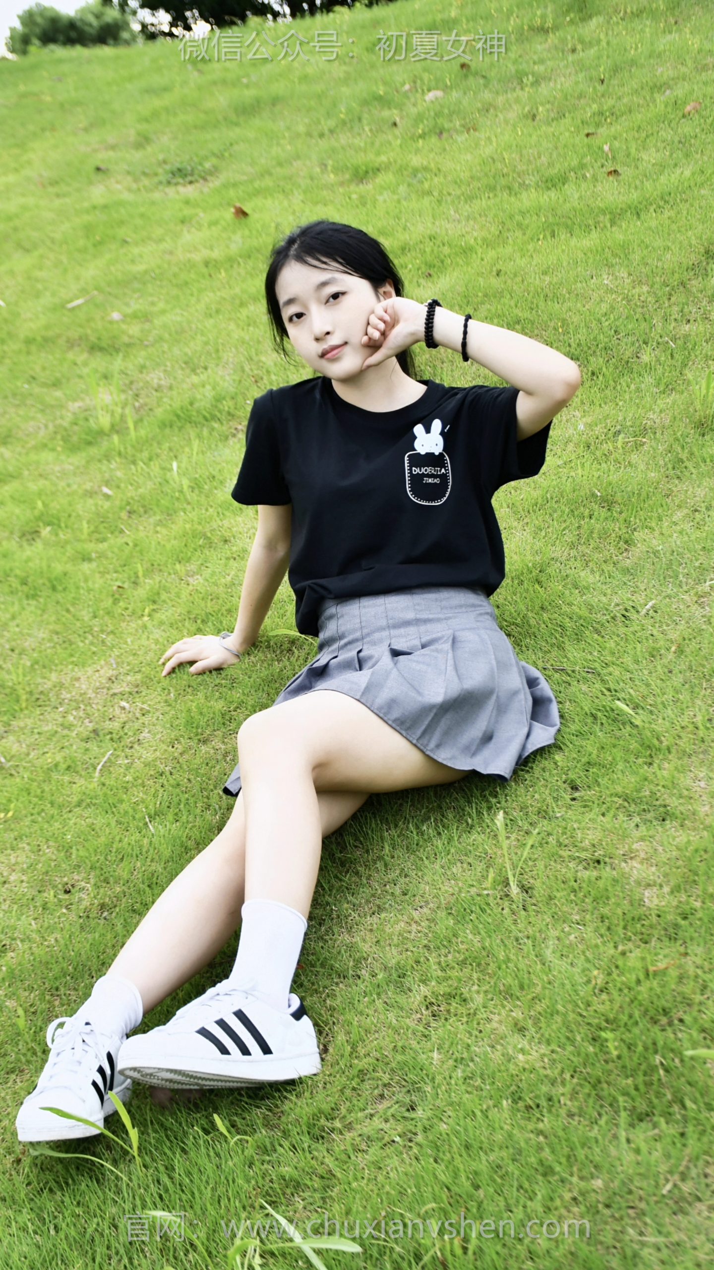 942/小颖~【难以招架】 微风根本解不了燥热，没待一会儿就已经汗流浃背。