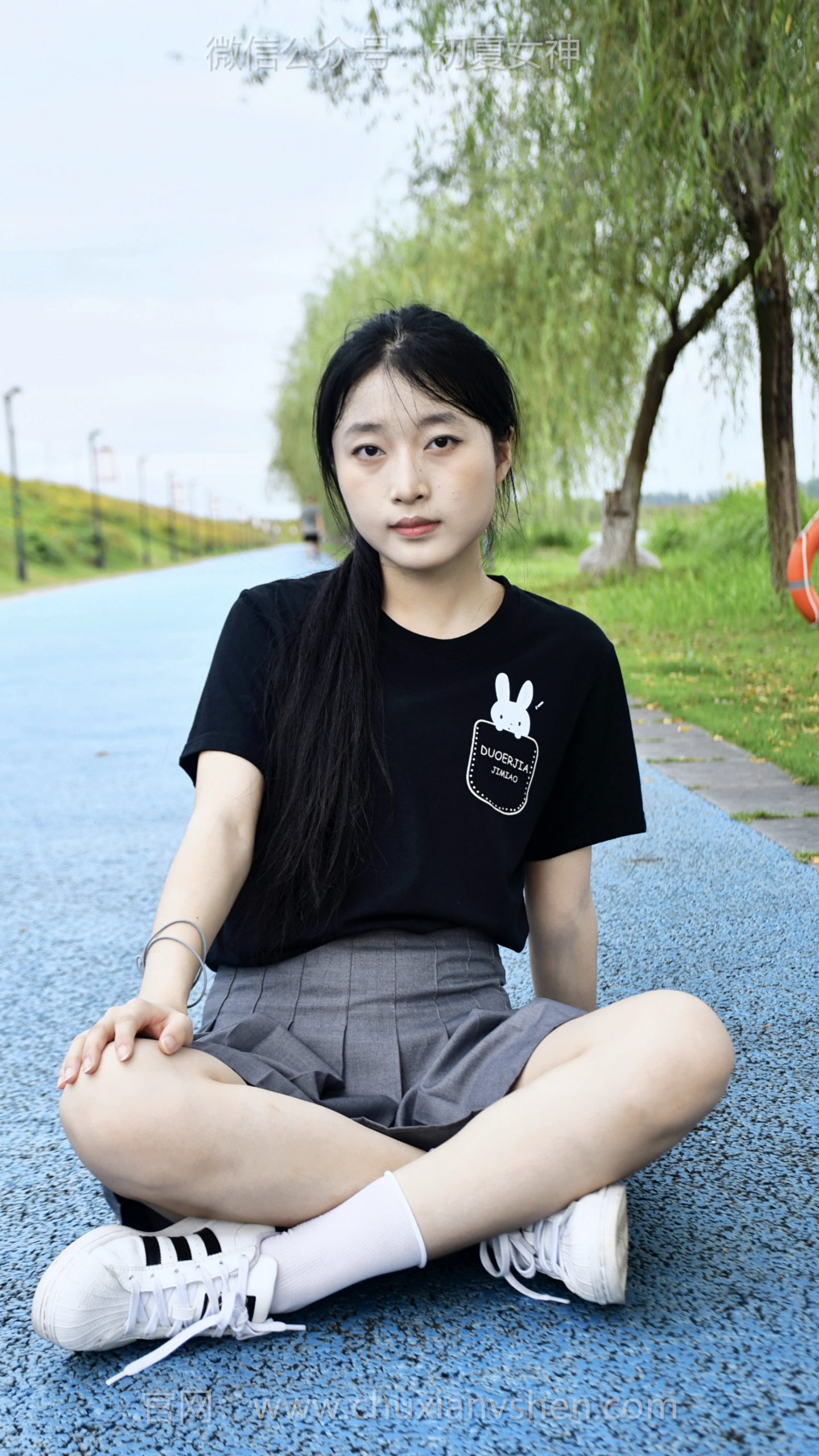942/小颖~【难以招架】 微风根本解不了燥热，没待一会儿就已经汗流浃背。