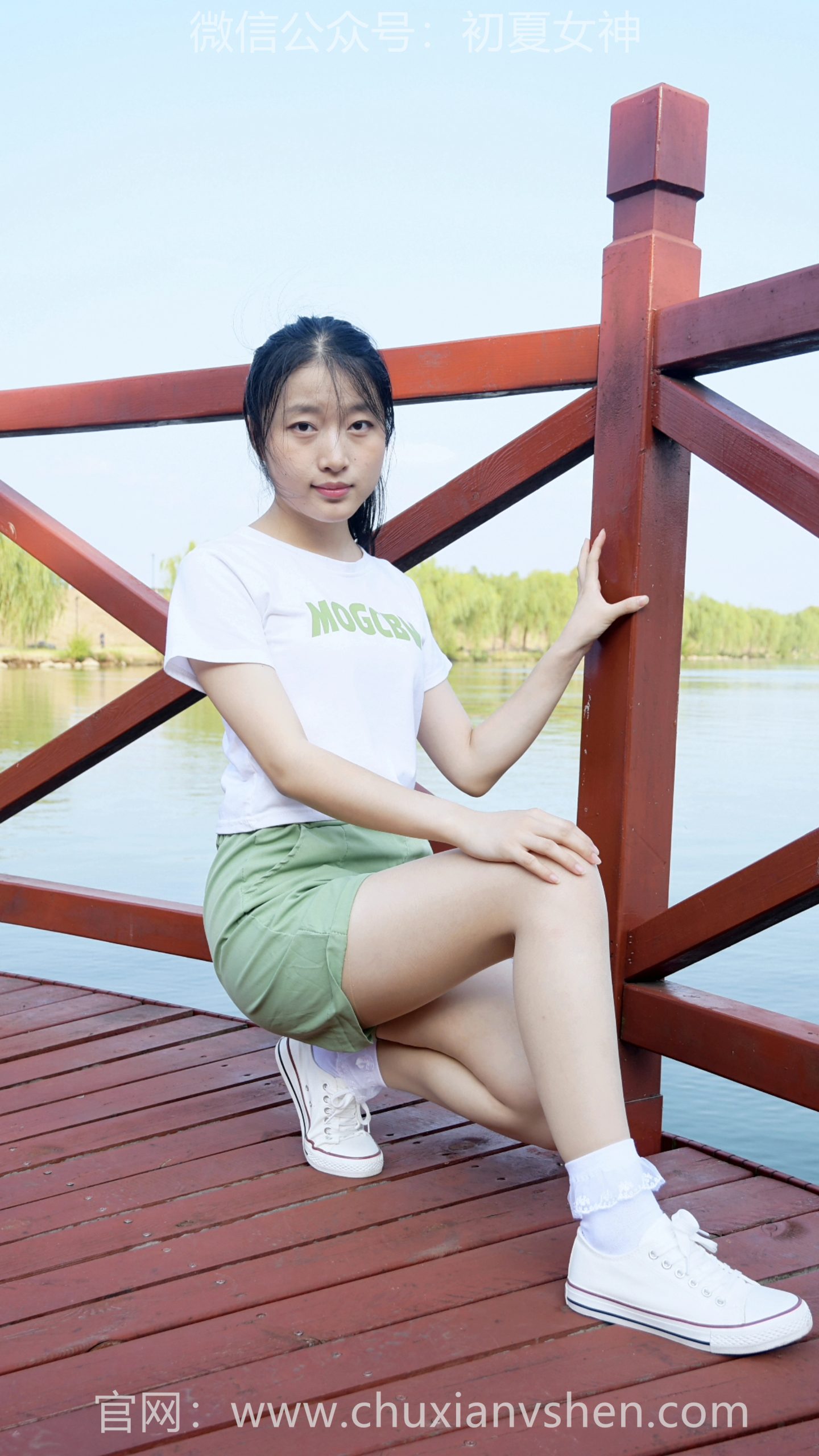 1005/小颖~【草木清新】虽是秋天，一身白绿穿搭，依旧满是春天的气息。