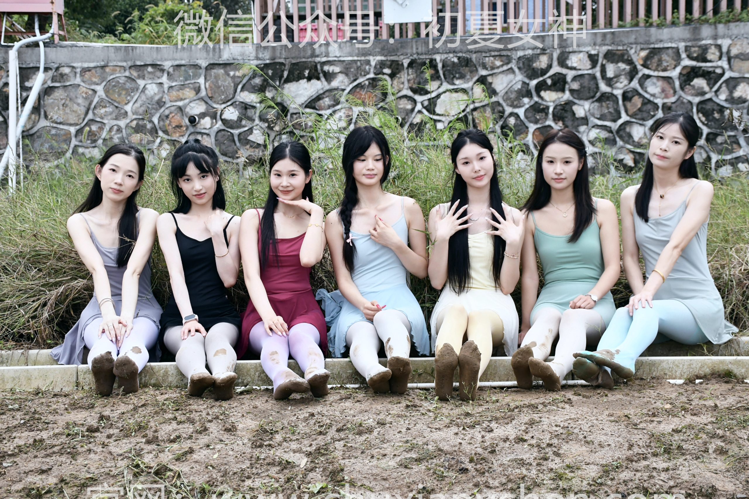1022/多人合拍~【绿茵舞韵，泥野嬉游】身着舞蹈服绿茵练舞，转场泥地一起开心玩游戏